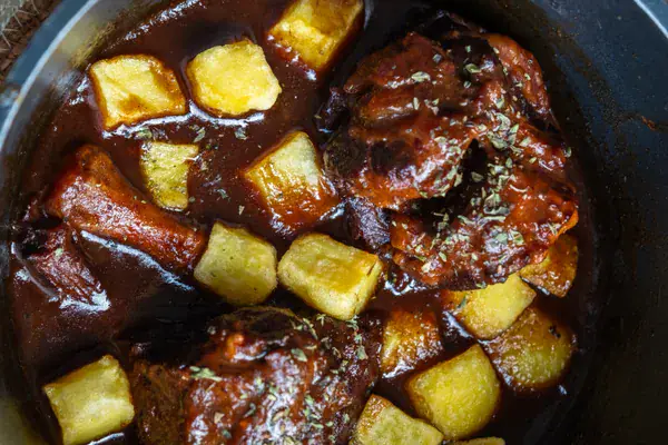 Rabo de toro guisado con patatas, Bar Adriana Sevilla junto a la Giralda
